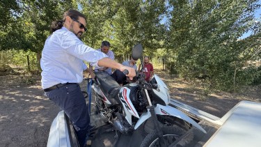 Cochico sobre ruedas: la motocicleta acorta distancias para la salud en el Neuquén profundo