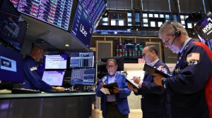«Modo cautela»: Wall Street reduce posiciones en Argentina por dudas de cara a las elecciones 2027