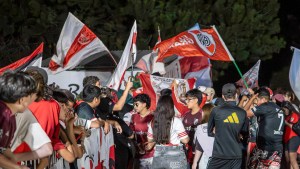 Una fiesta: así fue el recibimiento a River en San Martín de los Andes