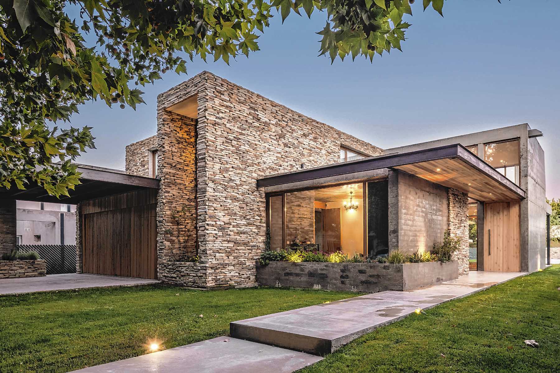 Roca: esta casa de estilo brutalista brilla en la zona de los grandes proyectos