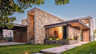 Roca: esta casa de estilo brutalista brilla en la zona de los grandes proyectos