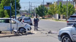 Dos mujeres hospitalizadas por un choque en Roca: un auto terminó sobre la vereda por el impacto