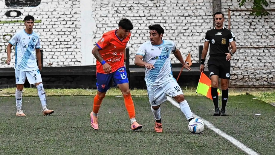 De un sintético a otro. La Amistad viene de empatar 1-1 en el Maiolino y hoy se presentará en Río Gallegos. (Archivo Andrés Maripe)