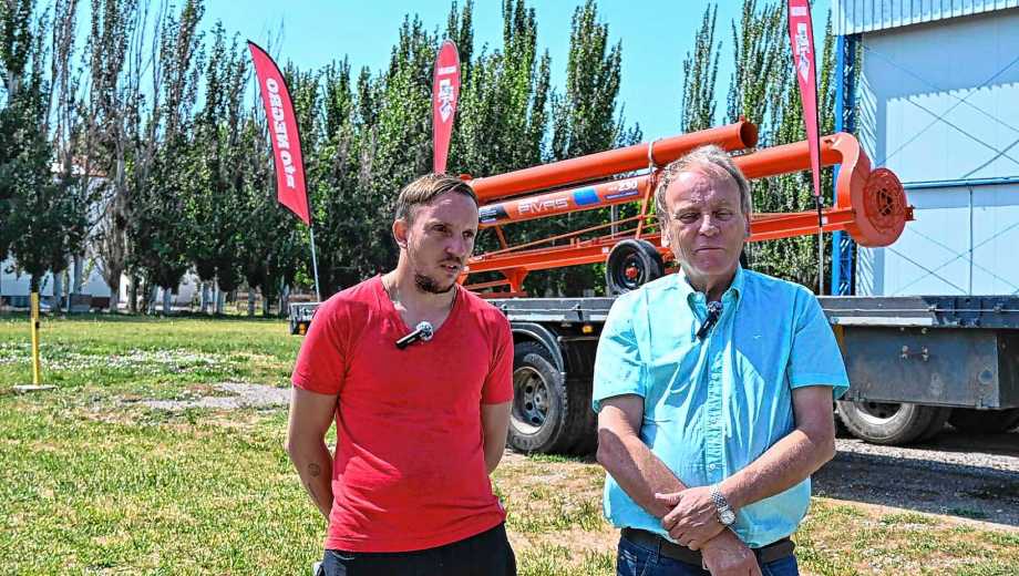 Kevin y su papá Alejandro retiraron el premio sorteado el 23 de diciembre pasado. Foto Juan Thomes. 