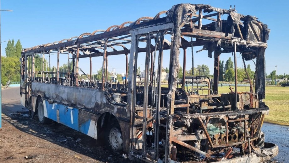 Colectivo totalmente destruido por un incendio en Roca. Fotos: Juan Thomes 