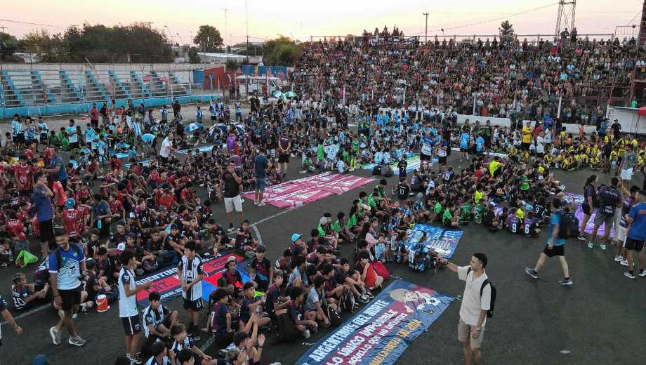 La fiesta del fútbol infanto juvenil se lleva a cabo en la región y mañana habrá suplemento especial. (Juan Thomes)