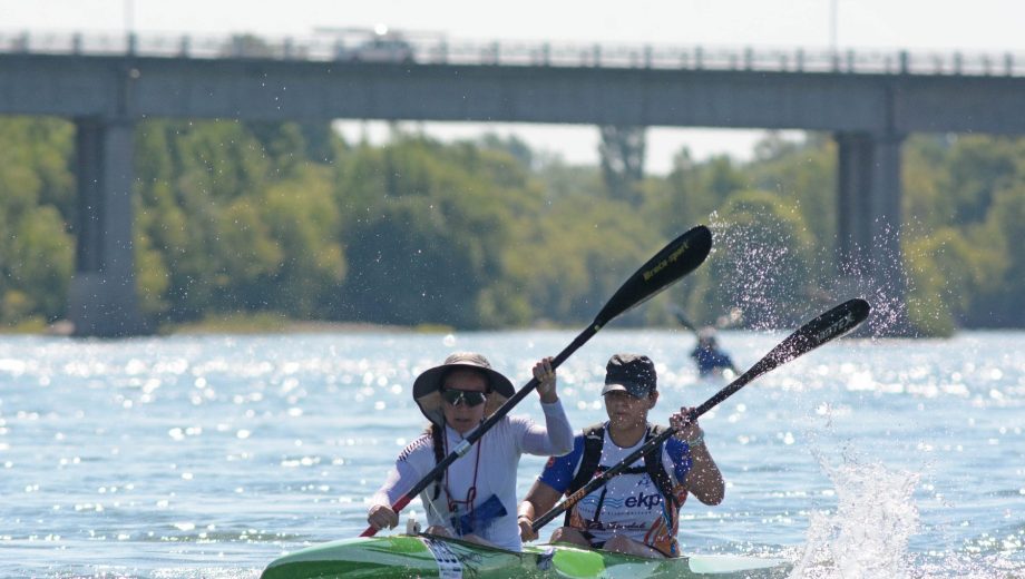 Josefa Molina y Aitana Gastaldo, dos españolas que se animaron a desafiar el río Negro. Foto Andrés Maripe