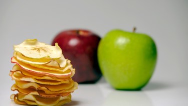 Tuvieron la idea en la facultad y 17 años después lograron su primera rodaja de manzana bien seca, hoy esperan producir 250.000 paquetes por mes