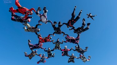 Marcela, la paracaidista de Neuquén que desafía los límites del cielo en Brasil: va por el récord femenino sudamericano