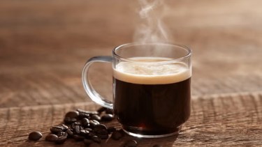 Tomar café por la mañana no da energía: qué dice la ciencia sobre este hábito