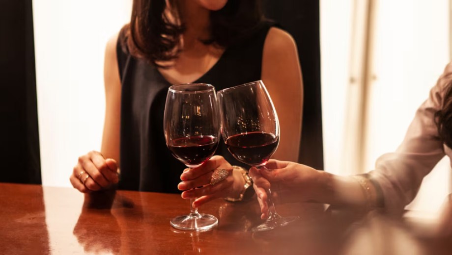 Tomar mucho en la primera cita, según la psicología.