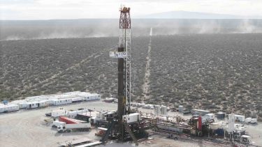 El «Rey del fracking» se asocia con Pan American Energy en cuatro áreas de petróleo en Vaca Muerta