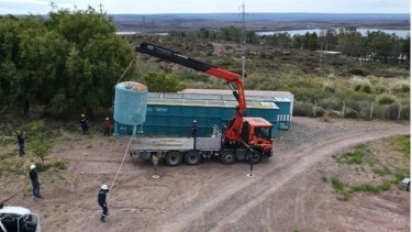 Llegaron los dos filtros para mejorar la provisión de agua en Villa El Chocón