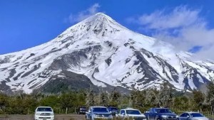 Susto en la base del volcán Lanín: Bomberos Voluntarios controlaron un incendio vehicular