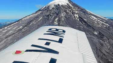Promocionan vuelos turísticos sobre el Lanín, pero la actividad está prohibida por ley