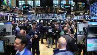 Semana de alivio financiero: el riesgo país bajó a 566 puntos y las acciones cerraron en verde