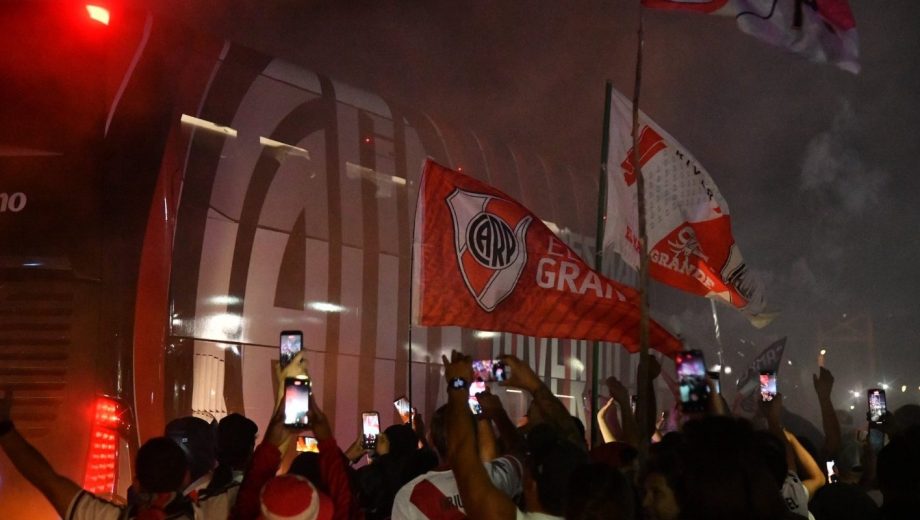 Los hinchas de River y un notable recibimiento en San Martín de los Andes. (@RiverPlate)