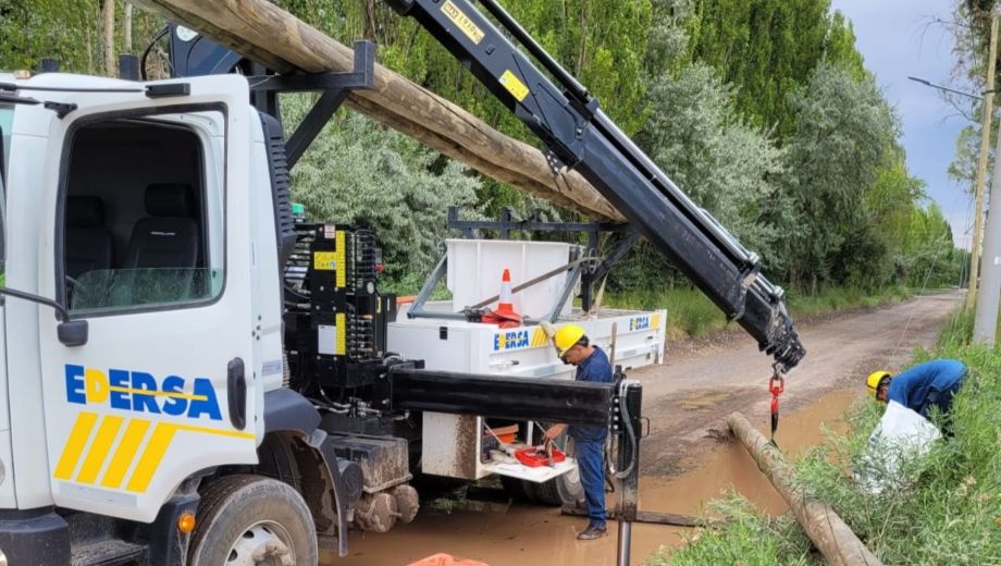: Los equipos operativos trabajan en el reemplazo de postes quebrados por la tormenta, y tendido de nuevo conductor eléctrico. Foto: Gentileza. 