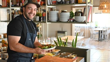 Simón Lochbaum: el chef autodidacta que conquista Cipolletti con su gastronomía