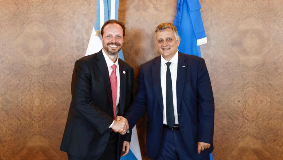 Horacio Marín, presidente y CEO de YPF, junto a Sergio Mengoni, Director General y Country Chair de TotalEnergies en Argentina, en la firma del acuerdo. Foto gentileza.