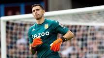 Imagen de Dibu Martínez salió lesionado en Aston Villa: cómo les fue a los argentinos en la Premier League