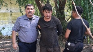Cayó un prófugo por homicidio en Cipolletti tras ocultarse en el río Neuquén: cuándo lo imputarán