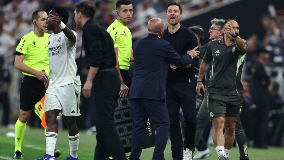 El Cholo Simeone se cruzó con Vinicius en el clásico de Madrid. (Foto: AFP)