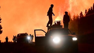 Incendios en la Patagonia: no sabía nadar, pero cruzó el lago en lancha para apagar los focos