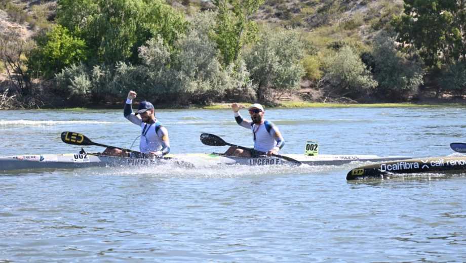 Damián Pinta y Facundo Lucero festejan el triunfo en la tercera etapa de la Regata.