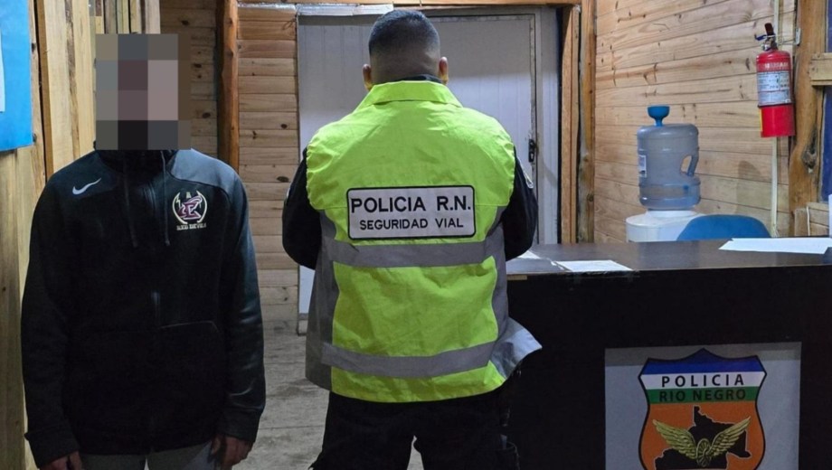 El hombre viajaba como pasajero en un colectivo de larga distancia y fue detectado durante un control vial en la Ruta 40, en El Bolsón.
