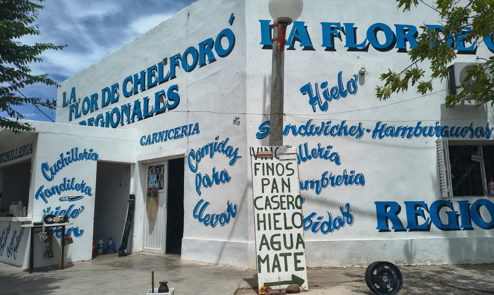 El «bolichero de Chelforó» y un almacén de ramos generales que combate el paso del tiempo