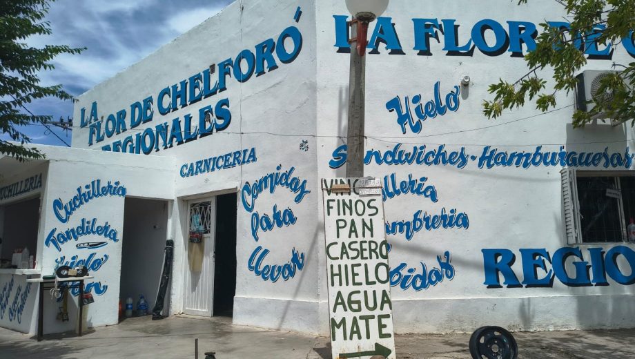 Rubén Arruza es el propietario del almacén de Chelforó.