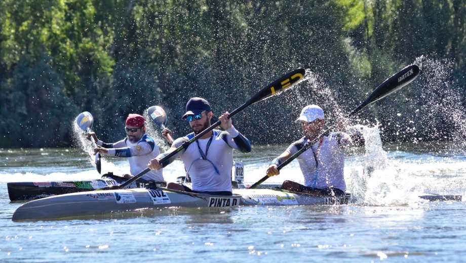Damián Pinta y Facundo Lucero luchan palo a palo con Néstor Pinta y Martín Mozzicafreddo, en el cierre de la quinta etapa en Choele Choel. (Foto/Jorge Silva)
