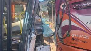 Un colectivo de Mi Bus chocó contra un micro turístico de Chile en la terminal de Bariloche