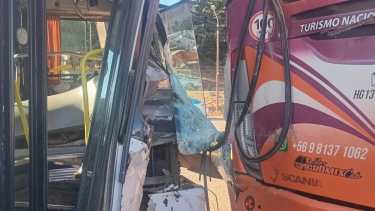 Un colectivo de Mi Bus chocó contra un micro turístico de Chile en la terminal de Bariloche