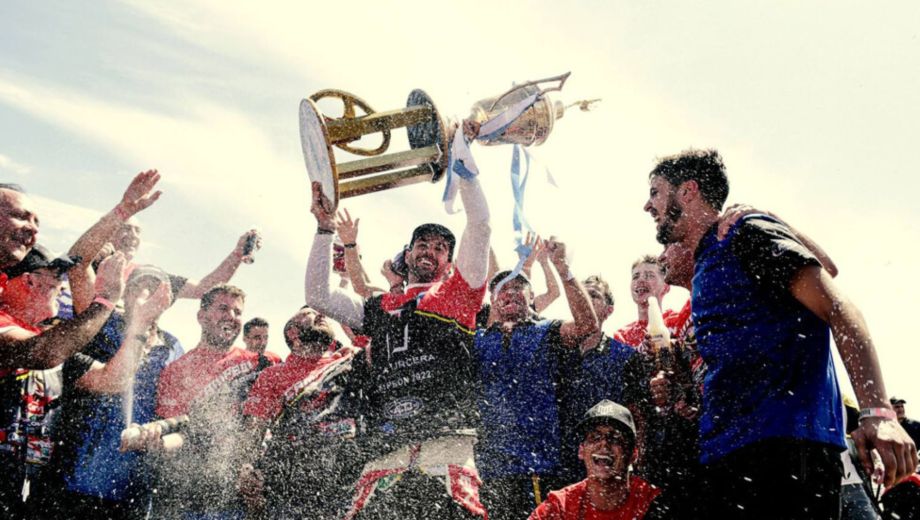 Urcera celebrando el título 2022 con el Maquin Parts. Vuelve al equipo esta temporada. (Archivo)