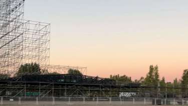 ¡Mirá! La Isla 132 ya se prepara para la Fiesta de la Confluencia 2026: así se ve el armado del escenario en Neuquén