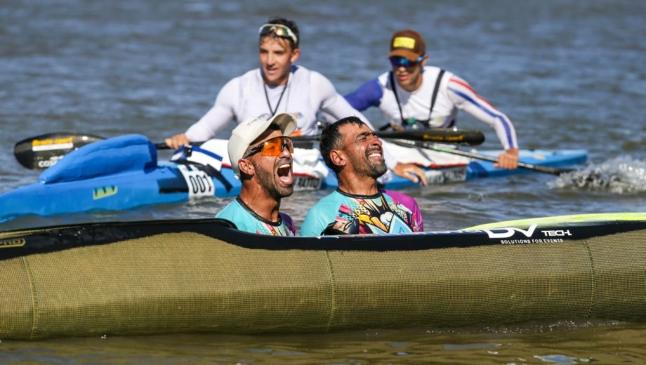 Franco y Dardo Balboa festejan en el agua el título de la Regata, mientras que por detrás pasan los escoltas, Agustín Ratto y Julián Salinas. (Foto/Juan Macri)