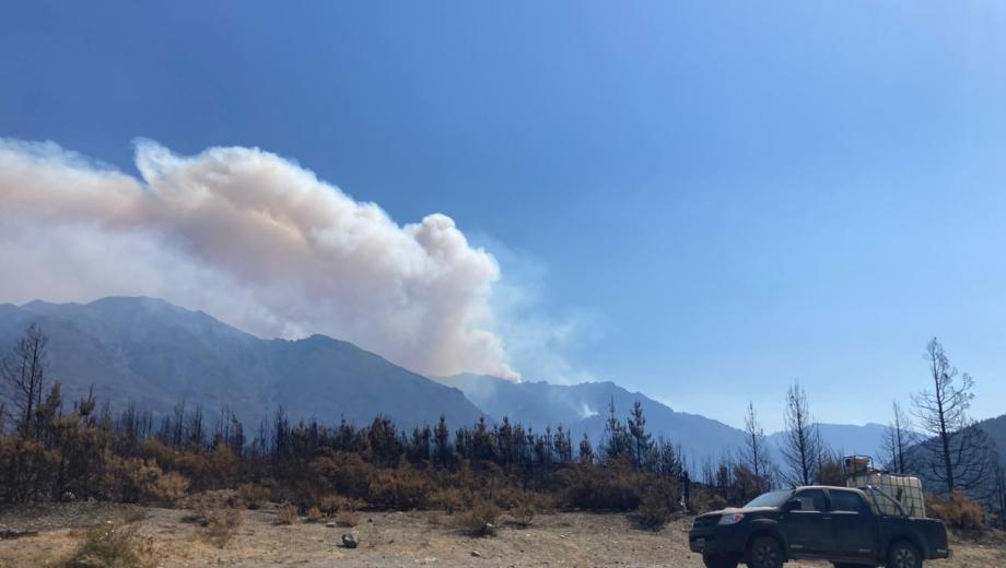 Así veían los pobladores de El Hoyo el hongo de humo en Epuyén ayer por la tarde. Foto: gentileza