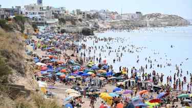 Clima, mar y tranquilidad: por qué turistas de distintos puntos del país y de Chile eligen Las Grutas para vacacionar