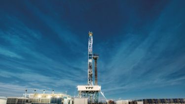 Swap de activos en Vaca Muerta: YPF movió fichas y se quedó con tres áreas claves para el GNL