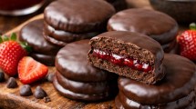 Imagen de Alfajores de chocolate y frutilla: un clásico irresistible para la mesa dulce