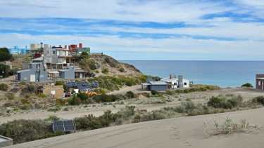Bahía Creek: las estrategias de los pobladores para evitar que el pueblo desaparezca bajo los médanos