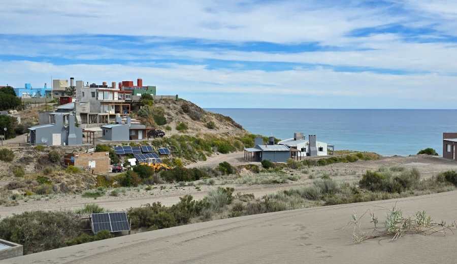 Así avanzan los médanos sobre Bahía Creek. Foto: gentileza
