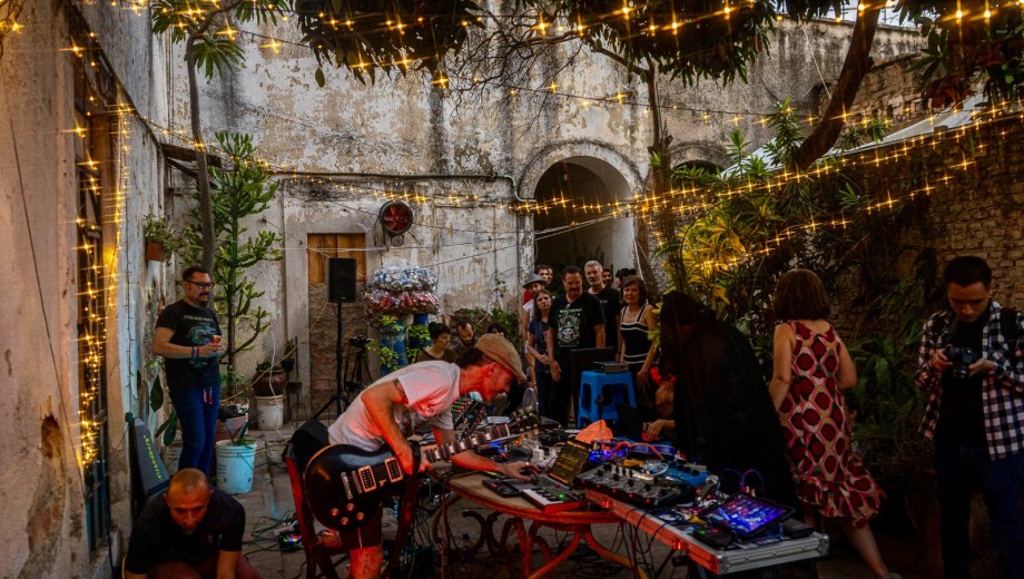 Juan Carrizo (dada) y La Dama Monstruo en Y2K23, Guadalajara, México, 2023. Foto: gentileza.