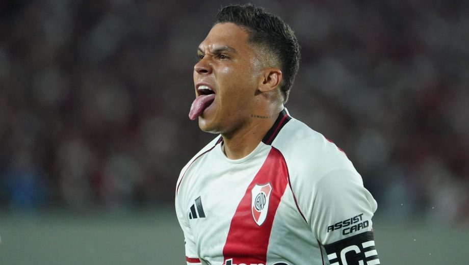 Juanfer Quintero metió un golazo de tiro libre. (Foto: Juano Tesone - Clarín Fotos)