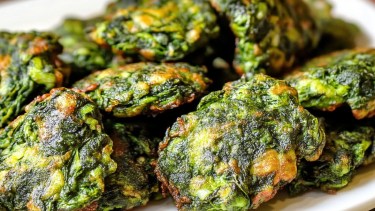 Sin harina ni fritura: la receta fácil de buñuelos de acelga y queso, livianos y esponjosos