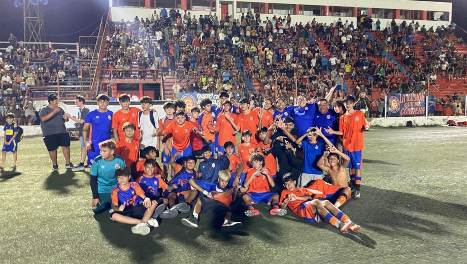 La 2013 del Deportivo Roca jugó un partidazo y eliminó al defensor del título.