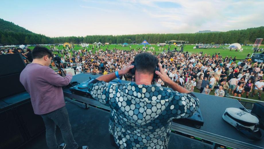 La música electrónica se integra al paisaje patagónico durante las dos jornadas del festival, que convoca a público local y visitantes. Gentileza. 