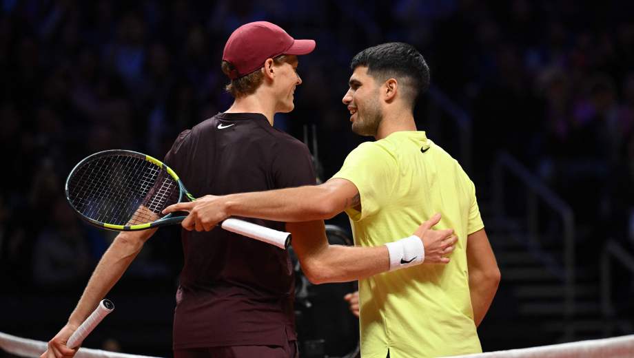 Alcaraz se quedó con el partido exhibición ante Sinner en Corea del Sur. (Photo by Jung Yeon-je / AFP)